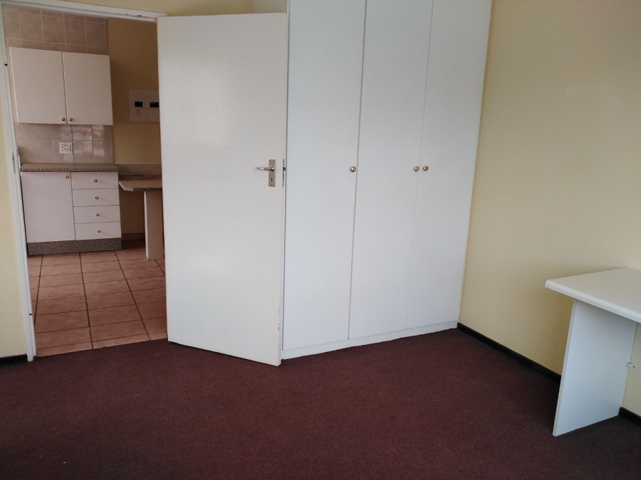 To Let 1 Bedroom Property for Rent in Kannoniers Park North West